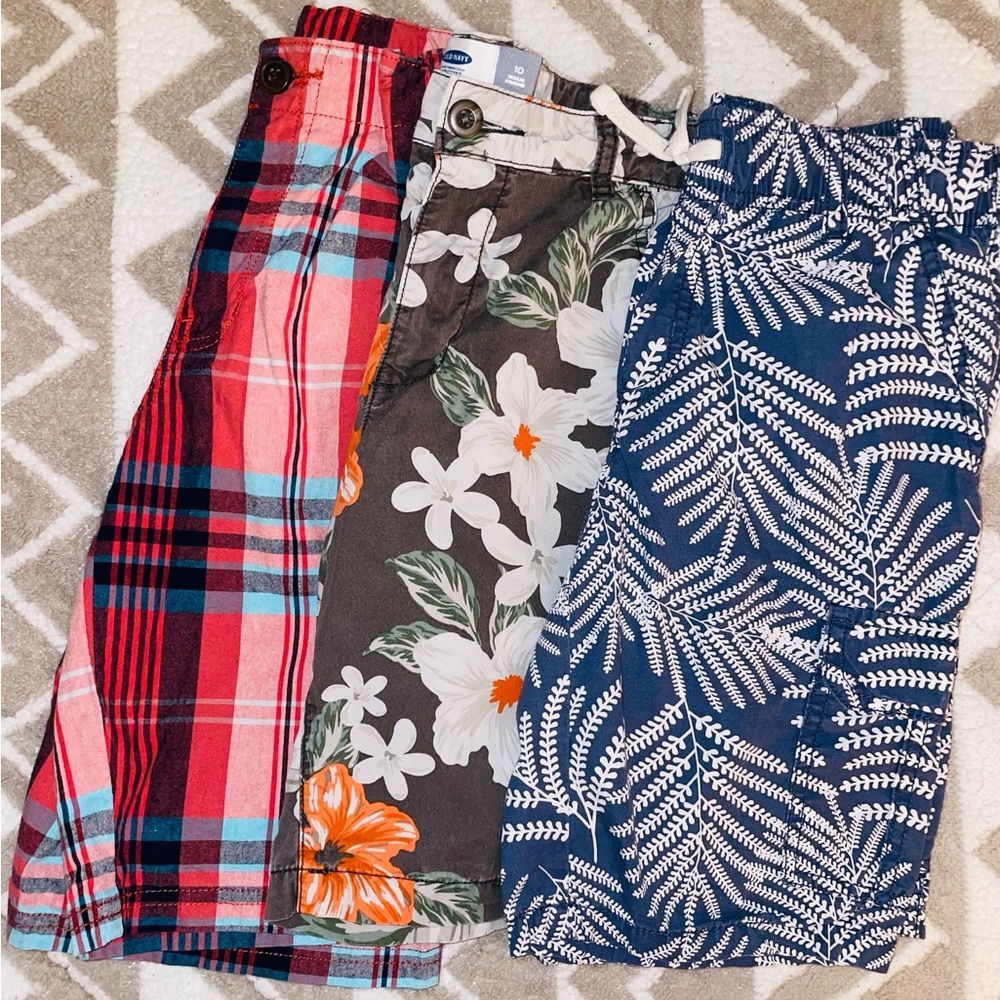 🌺🌺bundle of boys shorts super cute 1 cargo the other 2 are regular shorts🌺🌺